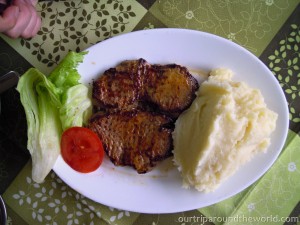Biftek s bramborovou kaší